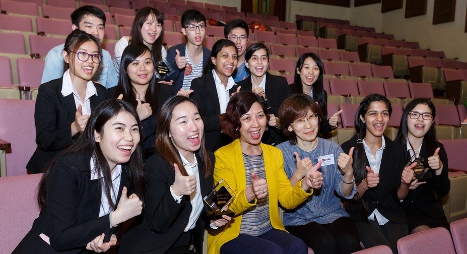 Dr Stella Kwan, Managing Director of Ngong Ping 360 (third from the left, front row), and Dr Doreen Tse, Senior Lecturer of PolyU HKCC (third from the right, front row) take a photo together with the winning teams from PolyU HKCC.