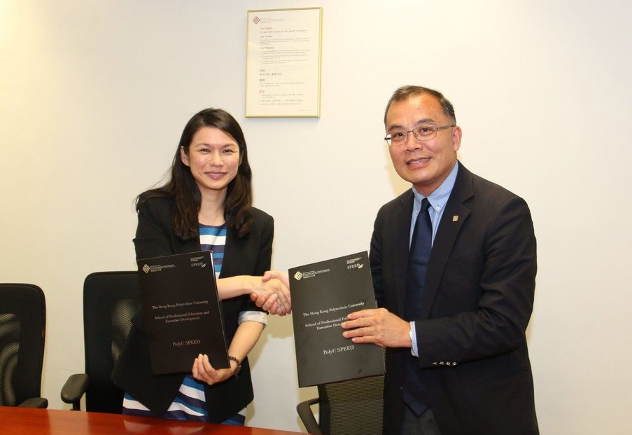 Ms Karmen Yeung (left), President of TIHK, and Dr Jack Lo, Director of PolyU SPEED, signed a memorandum of understanding to promote professional education of taxation in Hong Kong.