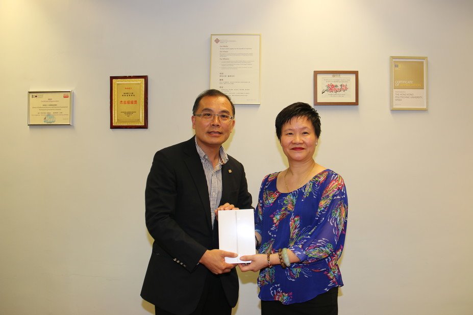 PolyU SPEED Director Dr Jack Lo presented the prize to the winner: Ms Chan Ling Na (representative of Ms Ng Kit Ying).