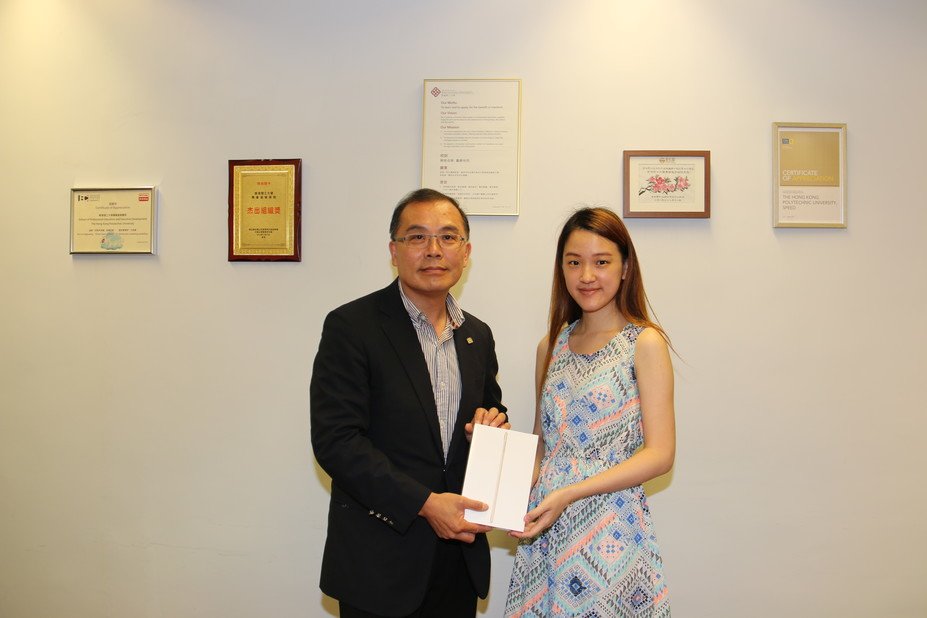 PolyU SPEED Director Dr Jack Lo presented the prize to the winner:  Ms Cheng Yim Ling.