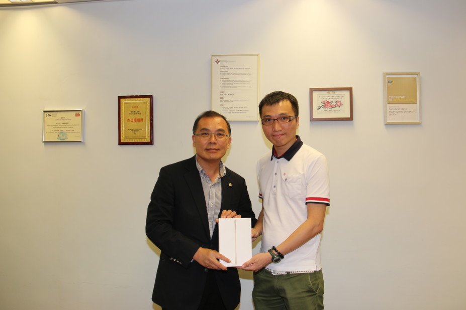 PolyU SPEED Director Dr Jack Lo presented the prize to the winner: Mr Lam Chak Fung.