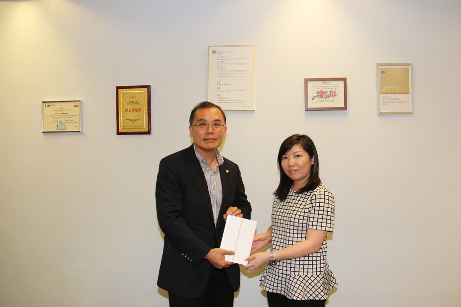 PolyU SPEED Director Dr Jack Lo presented the prize to the winner:  Ms Lee Tsz Nga.