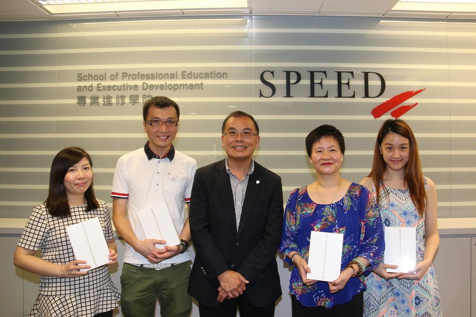 Dr Jack Lo (centre) expressed his gratitude to the four winners for their participation in the alumni survey and support for their alma mater.