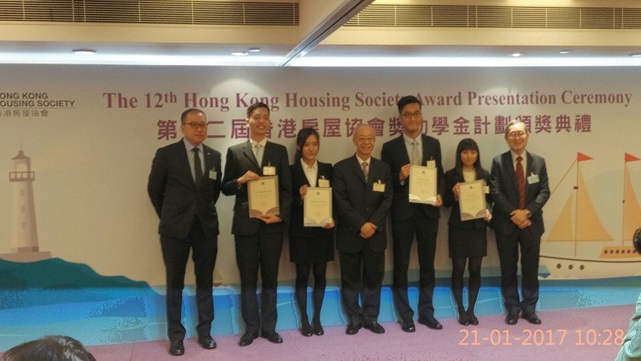 Mr. Marco Wu (centre), the Hong Kong Housing Society (HKHS) Chairman cum the Guest of Honour at the Ceremony, Dr. Artie Ng (left), Deputy Director of PolyU SPEED, and Mr. Anthony K.H. Wong (right), Programme Leader of BA (Hons) in Housing Management of PolyU SPEED, took a group photo with the PolyU SPEED awardees at the 12th HKHS Award Presentation Ceremony.