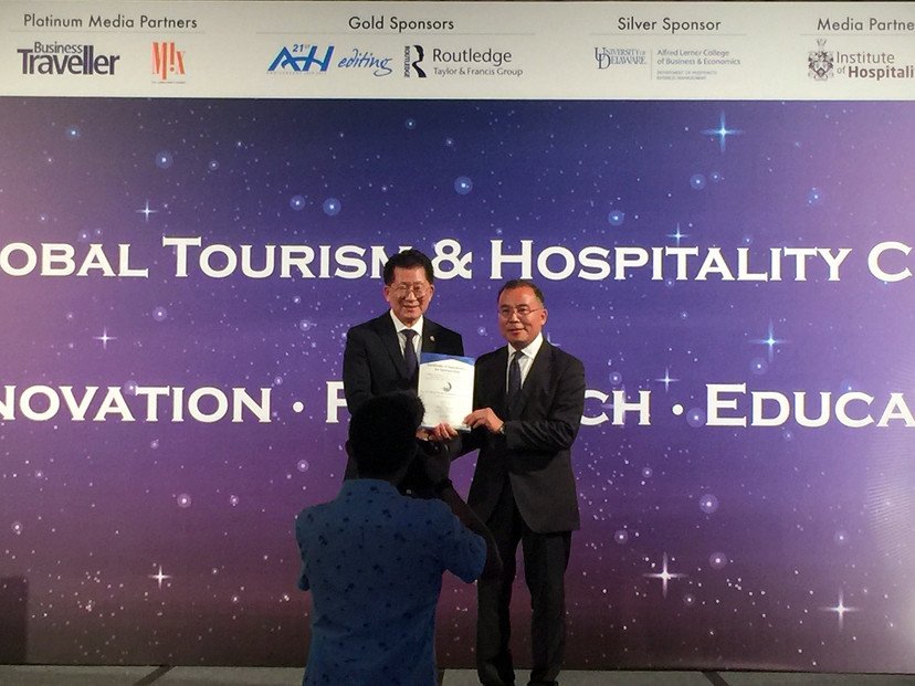Prof. Kaye Chon (left), Dean of PolyU School of Hotel and Tourism Management, presented a sponsorship certificate to Dr Jack Lo, PolyU SPEED Director, during the gala dinner.