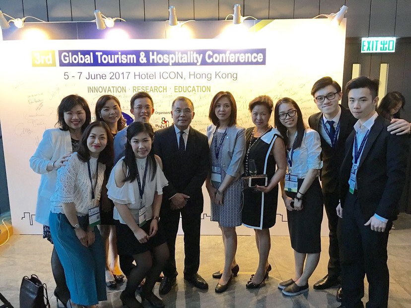 PolyU SPEED and PolyU HKCC academics and students who participated in the conference took a photo with Dr Jack Lo, PolyU SPEED Director (centre).