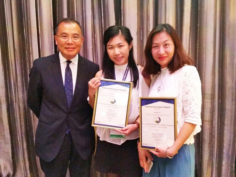(Left to right) Dr Jack Lo, PolyU SPEED Director, congratulated Hong Ka Ling and Dr Pamela Ho on winning the “Community Impact Award”.