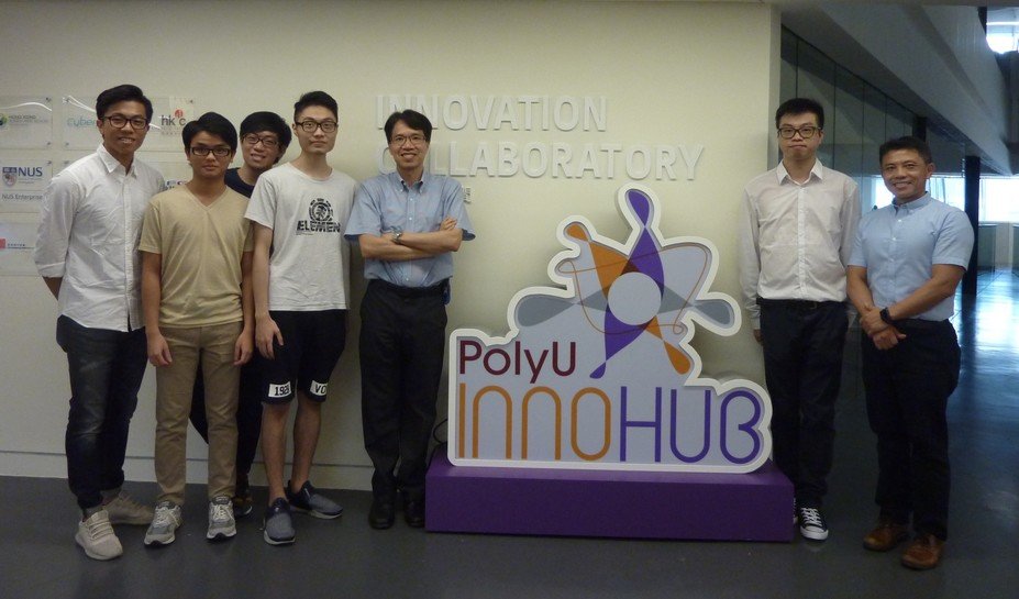 Dr Adam Wong, Award Leader of BSc (Hons) in Applied Sciences (Information Systems and Web Technologies) (5th from left), and Dr Ken Peng, PolyU SPEED Visiting Scholar cum supervisor (right), took a group photo with some of the PolyU SPEED winning students.