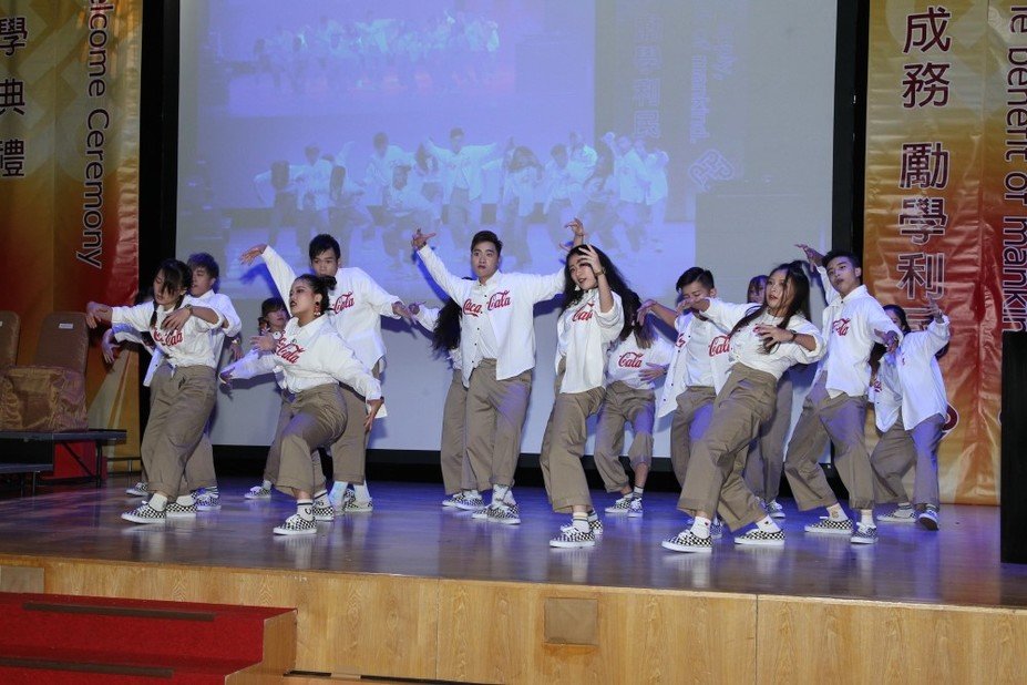 The Dance Society of the HKCC Students’ Union performs at the Welcome Ceremony.