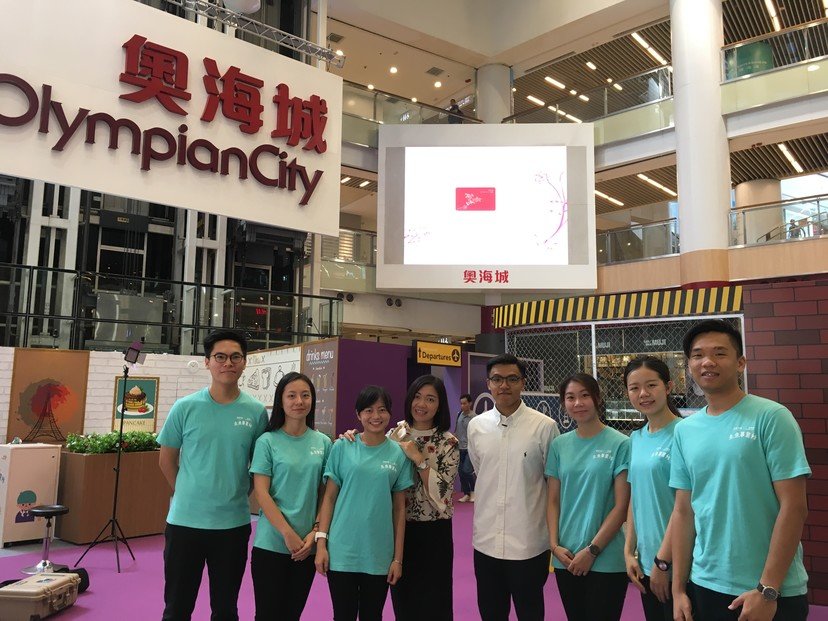 Joanne Leung (4th of Left), Senior Manager of Marketing Promotion of Olympian City, shared customer's praise that their kids enjoyed the game much due to the devotion of PolyU SPEED students.