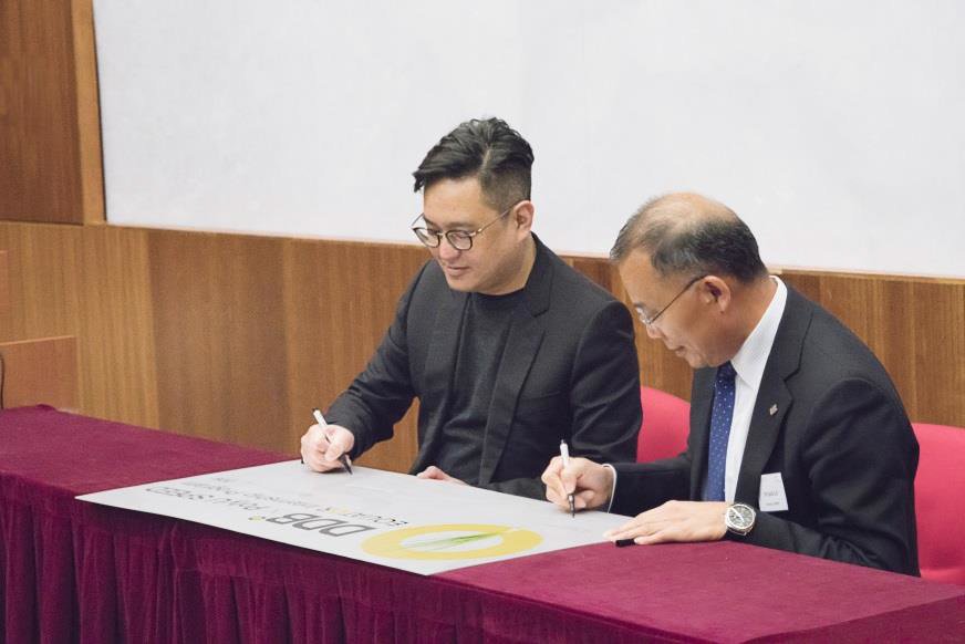 Mr Keith Ho, Chief Creative Officer and Managing Director of DDB (left) and Dr Jack Lo, Director of PolyU SPEED, affix their signatures at the ceremony signifying the partnership