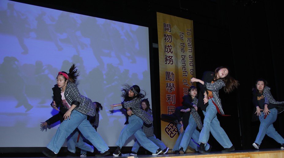 The Dance Society of the HKCC Students’ Union performs at the Welcome Ceremony.