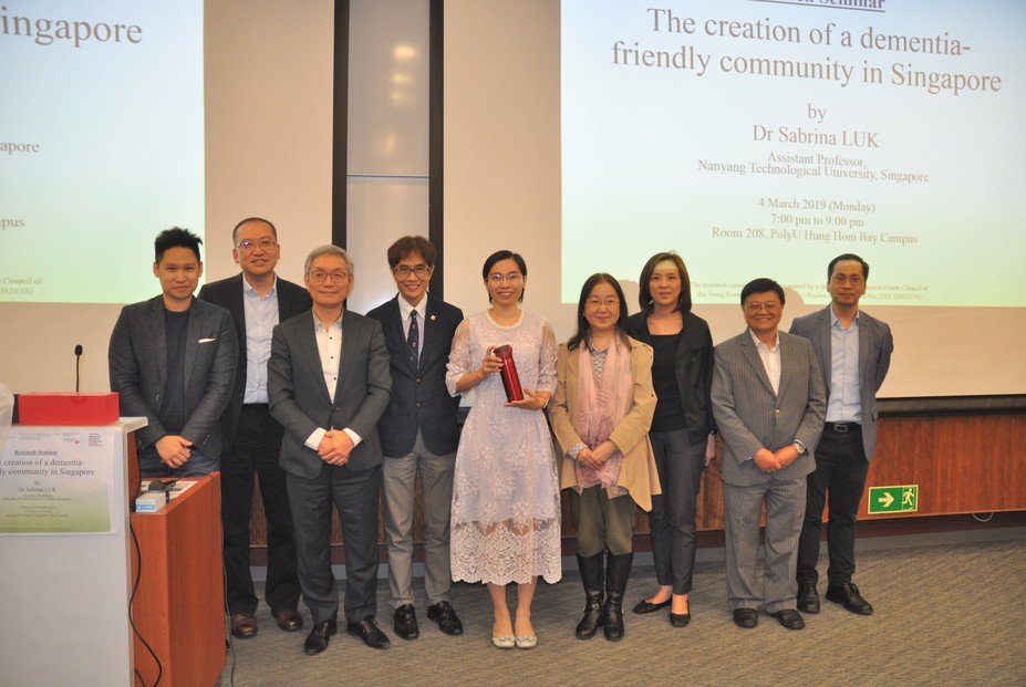 CPCE 院長阮博文教授 (左四)、新加坡南洋理工大學助理教授陸貞元博士(中)、香港醫務行政學院院長劉少懷醫生(左三 )、 香港護理及衞生管理學院院長莊婉珍女士 (右四 )及 CAHMR 總監兼SPEED高級講師方玉輝醫生(右二)與CAHMR成員合照