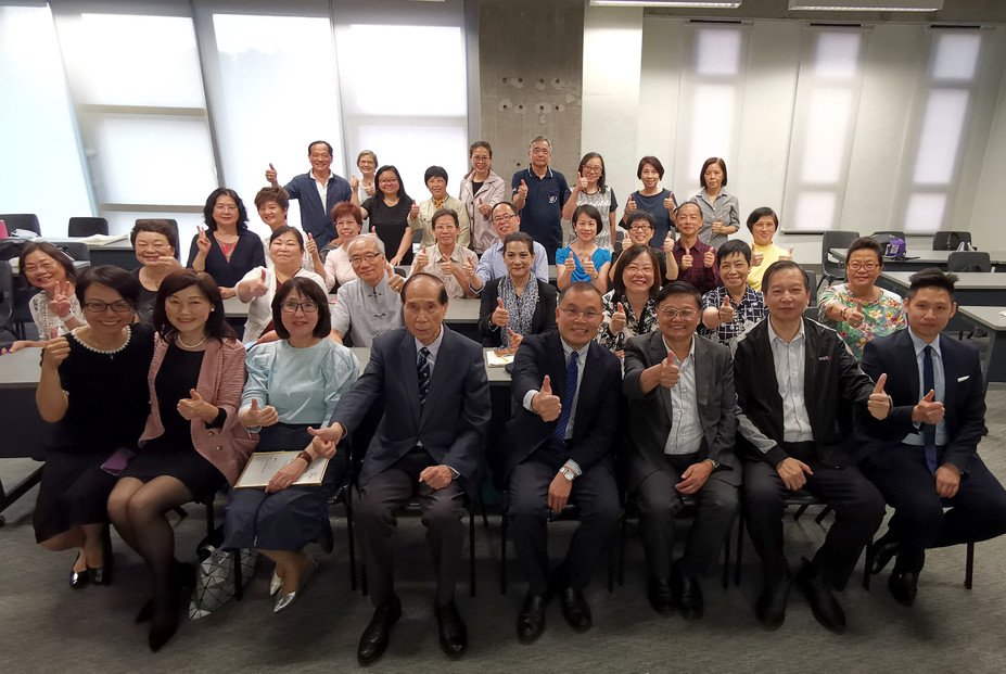 SPEED 學院管理層與理大活齡學院代表、尖沙咀街坊福利會代表及一眾活齡文憑學生合照。