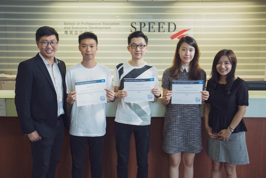 PolyU SPEED應用科學(榮譽)理學士(統計及數據科學)課程講師魯文鋒博士、學生吳文楚、王駿傑及許秀文, 以及高級講師吳美蘭博士