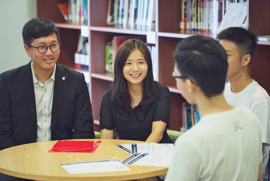 PolyU SPEED應用科學(榮譽)理學士(統計及數據科學)課程講師魯文鋒博士、學生吳文楚、王駿傑以及高級講師吳美蘭博士